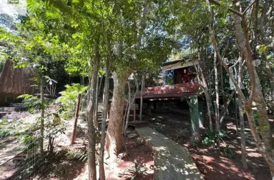 Casa à venda em búzios, com vista para o mar, cercada de natureza.