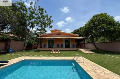 Casa linear com 4 quartos, sauna, piscina a 50 metros da praia.