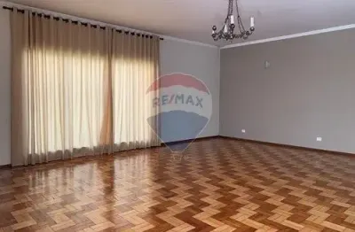 Casa com terreno amplo de 815 metros excelente para investidores / comerciantes / construtores