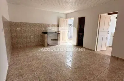 Casa residencial para alugar no Bairro Oswaldo Cruz, São Caetano do Sul. 1 quarto, 1 vaga, 100m² totais (50m² internos + 50m² externos). R$ 2.100.