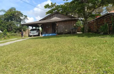 Casa de madeira com um amplo terreno na praia do ervino próximo a escola e posto de saúde