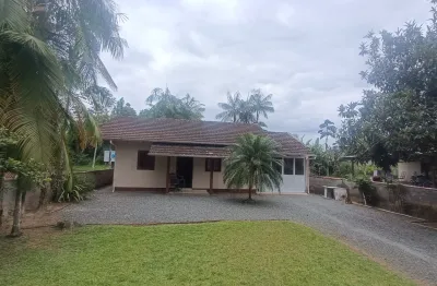 Linda casa em pomerode com 3 dormitórios sendo uma suíte com um amplo terreno