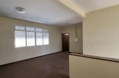Alugo casa comercial em cuiabá com excelente localização.