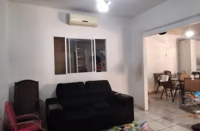 Vendo esta casa no bairro despraiado muito bem localizada  em  cuiabá - mt