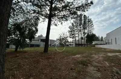 Terreno de 1.000m² em condomínio de alto padrão com fácil acesso ao centro e rodovia