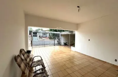 Casa central com 3 dormitórios (1 suíte), garagem para 4 carros e quintal com potencial para piscina!