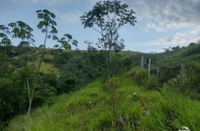 Terreno com nascentes, fácil acesso, próximo a comércios em sjc