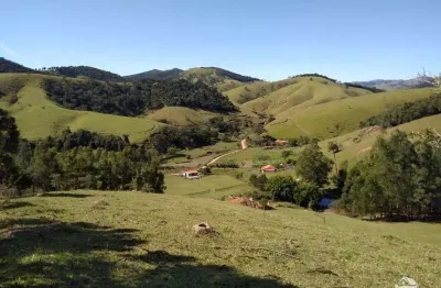 Sítio em cunha cercado por uma linda paisagem com água de mina e escritura ok