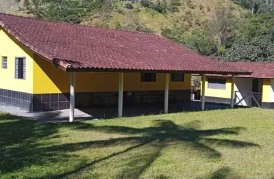 Sítio com linda paisagem, excelente localização e várias nascentes