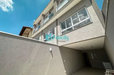 Sobrado novo com 3 dormitórios, 1 suíte, 2 vagas, 160m2 no jardim regina