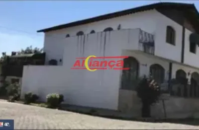 Sobrado com 4 quartos sendo 1 suíte com banheira, sala e cozinha ampla,  varanda com churrasqueira e