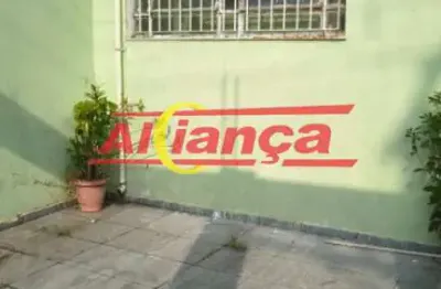 Casa 100m², com 3 quartos, para locação no Parque Renato Maia