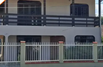 Casa à venda,  ampla, confortável e com área gourmet no piso superior!