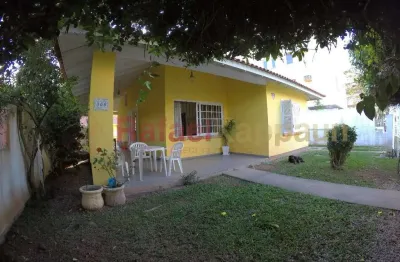 Linda casa de excelente construção! 03 dormitórios, sendo 01 suite na casa principal