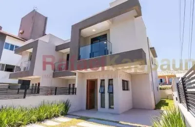 Casa com 3 dormitórios sendo uma suíte e duas demi-suites. pátio privativo