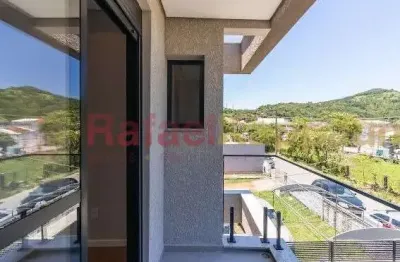 Casa com 3 dormitórios sendo uma suíte e duas demi-suites. pátio privativo