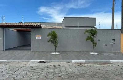 Casa      nova  avenda    em  itanhaem    frente  da praia  com 254 metros    com 3 dormitoriose  sendo suites,3 vagas