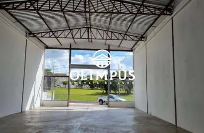 Excelente galpão de 300m² que pode ser revestido para loja.