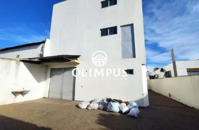 Cômodo comercial com excelente localização e bairro, área total de aproximadamente 450 m² de construção.