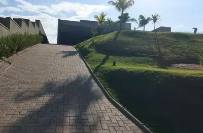 Chácara - casa térrea, 3 suítes sendo 1 com closet, escritório, lavabo social, sala dois ambientes com pé direito duplo de 4,40m, cozinha planejada com cooktop, despensa com prateleiras, área de servi