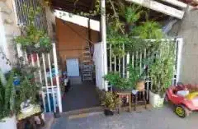 Sobrado - 2 domts.(sendo 1 suíte), 1 wc. social, sala de estar, sala de jantar, cozinha, lavanderia, varanda com grade, 2 vagas de garagem (1 vaga coberta), 1 quarto e 1 wc., casa no térreo - 1 suíte,