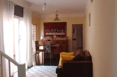 Sobrado com 4 dormitórios, suíte com closet, quintal, churrasqueira, cidade nova, ao lado do centro