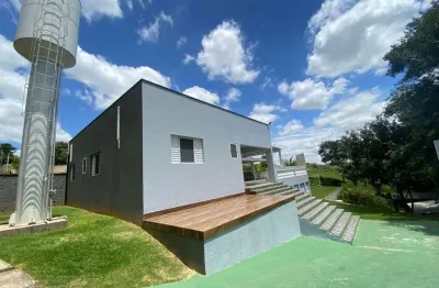 Chácara - com 4 dormitórios, 3 com ar condicionado(sendo 1 suíte), wc. social, sala, cozinha, a.s., área gourmet com churrasqueira, piscina, campo de futebol e várias vagas de garagem. excelente local