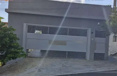 2 dormitórios, sala, cozinha, 1banheiro, área de churrasqueira, 1 banheiro externo, garagem coberta.