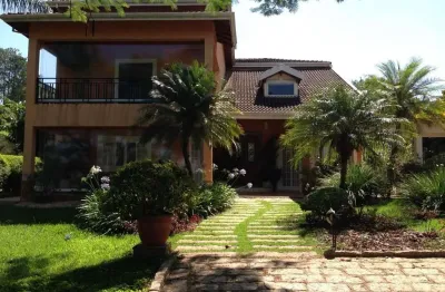 Chácara em condomínio, com casa principal 3 suites e demais dependencias. casa de hospedes 2 dormitorios (sendo 1 suíte) e demais dependencias. casa caseiro, 2 dormitorios e demais dependencias. sauna