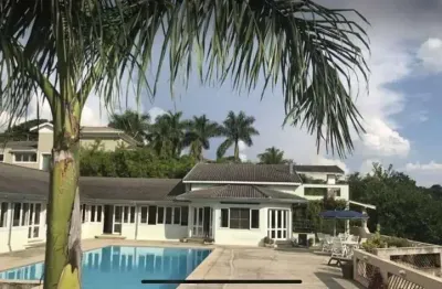 Esta chácara possui 5.000 m² de terreno com lago para pesca ao fundo. 1.150 m² de área construída, sendo: casa principal com 4 suítes, sendo uma master com 2 closets, saleta e jardim privativo, 2 dorm