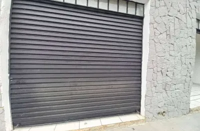 Salão com 39,00m², wc., cozinha e depósito. excelente localização, em frente ao cato supermercado e ao lado da loja de calçados sérgio.