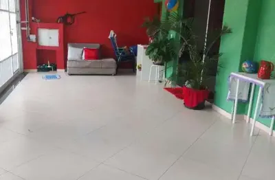 Casa - 3 dormitórios, wc. social, sala 2 ambientes, cozinha, a.s., wc., quintal, churrasqueira, 2 vagas de garagem coberta, portão eletrônico. edícula - 1 dormitório, wc., sala, cozinha e a.s. escola,