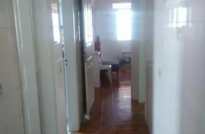 Casa com 250 m² área construída, terreno total de 400 m².