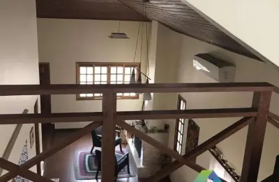Otima casa com alto padrão toda reformada com ótima localização.