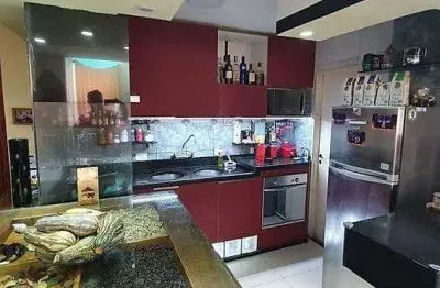 Linda cobertura toda reformada com decoração moderna a 5 minutos da estação do metro praça da arvore.