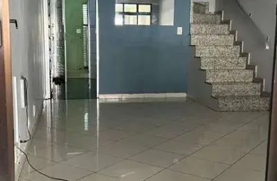 Sobrado padrão com 100m² com 3 dorms, 1 vaga coberta, quintal em  localização privilegiada no sacomã/zsul