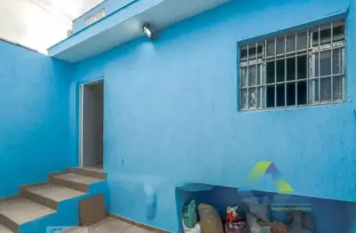 Otima casa toda reformada a 7 minutos da estação do metro saúde localizada em bairro com fácil acesso a comércios.