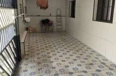 Casa com ótima localização e valor com 2 dormitórios, sala 2 ambientes, lavanderia, 2 vaga de garagem coberta em bairro tranquilo.
