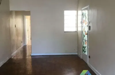 Ótima casa com 3 dormitórios, 5 vagas de garagem em bairro tranquilo e próximo a comércios e principais avenidas com excelente valor !