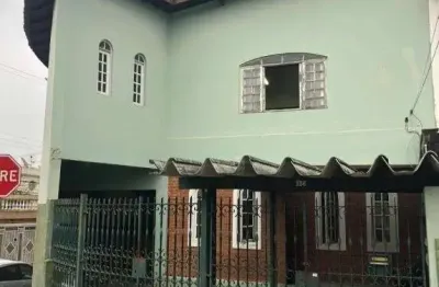 Excelente sobrado com 3 dormitórios, 3 vagas, 3 banheiros com facil acesso a comércios e principais avenidas