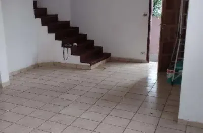 Sobrado com 200 metros construídos, 2 dormitórios, 4 vagas quintal excelente localização e valor !