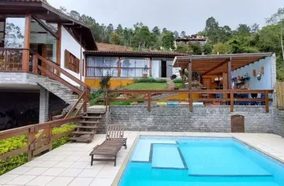 Casa dentro de condomínio com 4 quartos sendo 1 suíte, 1.420 m² de terreno em albuquerque - teresópolis/rj.