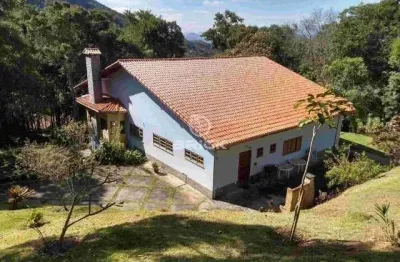 Casa com 4 quartos sendo 2 suítes com 4.864 m² de terreno em condomínio em quebra frascos - teresópolis/rj.