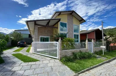 Casa linear com 3 quartos sendo 1 suíte em condomínio em vargem grande - teresópolis/rj.