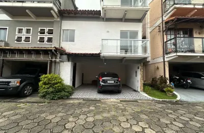 Casa com 3 quartos sendo 1 suíte em condomínio na iúcas - teresópolis/rj.