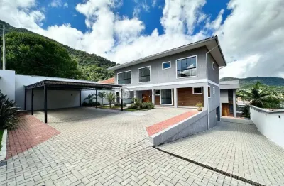 Casa linear com 3 quartos sendo 2 suítes em condomínio no alto - teresópolis/rj.