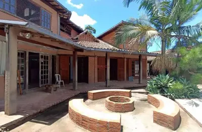 Casa em condomínio com 4 suítes para locação em albuquerque - teresópolis/rj.