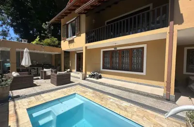 Casa independente com 6 quartos sendo 2 suítes no comary - teresópolis/rj.