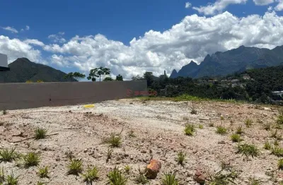 Terreno plano com 275 m² em condomínio na tijuca - teresópolis/rj.