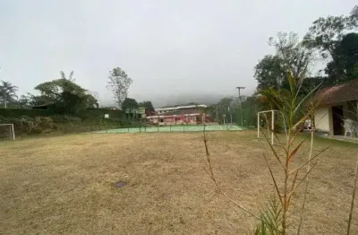Terreno praticamente plano com 880 m² em condomínio em quebra frascos - teresópolis/rj.
